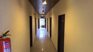 ジャイプールにあるHotel O Jagatpura Central Railway Station Jaipurの建物の真ん中に消火栓がある廊下 +11枚の写真