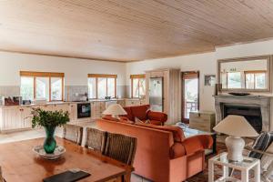 un salon avec un canapé et une table dans l'établissement Barton Luxury Villas, à Botrivier