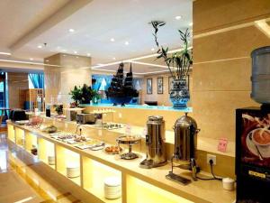 un restaurant avec un comptoir avec de la nourriture dessus dans l'établissement Chengdu Handu International Hotel, à Chengdu