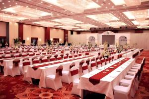 a large banquet hall with white tables and chairs at Dolton Changsha Spa Hotel in Ningxiang +289 photos