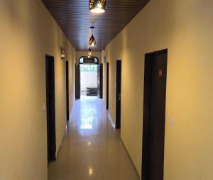 ジャイプールにあるHotel O Jagatpura Central Railway Station Jaipurの長廊の空廊