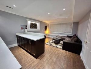 Enjoy Life in Heart of North Delta في دلتا: غرفة معيشة كبيرة مع أريكة وطاولة