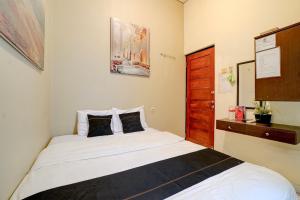 Ένα ή περισσότερα κρεβάτια σε δωμάτιο στο Hotel O near Monas formerly Pondokan Kota Jakarta