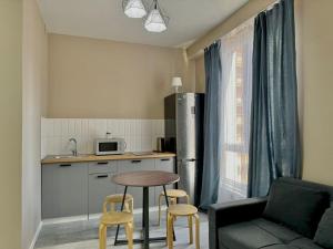 アルマトイにあるRiver Apartのキッチン(テーブル、椅子付)、キッチン(冷蔵庫付)