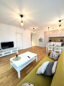 una sala de estar con un sofá y una mesa en Nature & Comfort City Stay, en Tartu