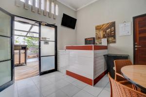 Μια τηλεόραση ή/και κέντρο ψυχαγωγίας στο Hotel O near Monas formerly Pondokan Kota Jakarta