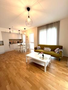una sala de estar con un sofá y una mesa en Nature & Comfort City Stay, en Tartu