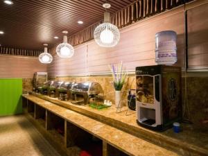 a kitchen with a long counter with a counter sidx sidx sidx at GreenTree Alliance Nantong Chongchuan Fangtian Market Branch in Nantong +25 photos