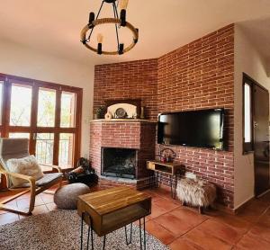 TV a/nebo společenská místnost v ubytování Vavatsinia Panorama Cottage