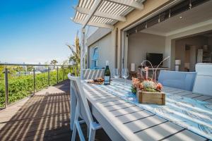 ジョージにあるPalms Manor on Kingswood Golf Estateのバルコニー(ワイングラスと花付) +43枚の写真