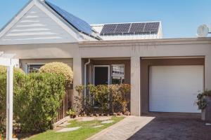 ジョージにあるPalms Manor on Kingswood Golf Estateの屋根のガレージ