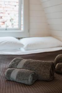 シュルーズベリーにあるSecluded Cosy Luxury Pod with wood fired hot tubのベッドの横に敷いたタオル