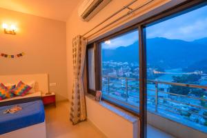 Nespecifikovaný výhled na hory nebo výhled na hory při pohledu z hostelu