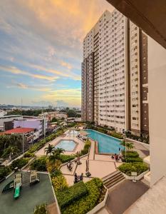 Bazén v ubytování Emetheria Residence CDO nebo v jeho okolí