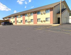 an empty parking lot in front of a building at Americas Best Value Inn Beatrice in Beatrice