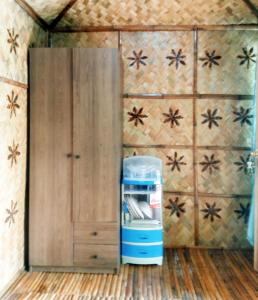 - un réfrigérateur dans une armoire dans l'établissement Hilltop chalet, with AC, private bathroom, kitchen & balcony with views, à Coron