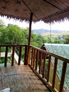 uma varanda com vista para as montanhas em Hilltop chalet, with AC, private bathroom, kitchen & balcony with views em Coron mais 21 fotografias