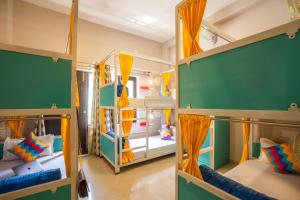 Ένα ή περισσότερα κρεβάτια σε δωμάτιο στο goSTOPS Rishikesh, Lakshman Jhula +76 φωτογραφίες