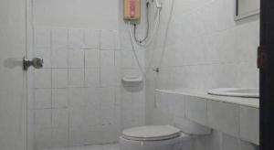 une salle de bain blanche avec toilettes et lavabo dans l'établissement Chill Beach Resort, à Pathiu