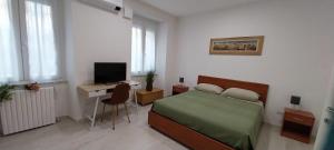 ヴィテルボにあるAlloggio turistico CASA VERDE CASAのベッドとパソコン付きの机がある寝室 +36枚の写真