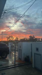 Un edificio con un coche aparcado en un estacionamiento. en NHI Home Paka, en Paka