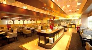 a dining room with tables and chairs in a restaurant at Changchun Zhuozhan Days Hotel in Changchun