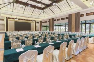 une grande pièce avec des rangées de chaises et un écran dans l'établissement LN Dongfang Hot Spring Resort, à Daqiao 289 autres photos