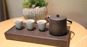 Příslušenství pro přípravu čaje a kávy v ubytování Shanghai Oyado Hotel