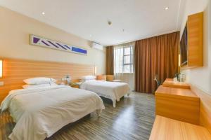 une chambre d'hôtel avec deux lits et une télévision dans l'établissement City Comfort Inn Nanning Langdong Changhu, à Nanning 218 autres photos