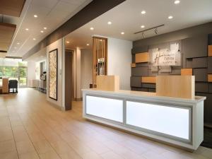un hall avec un comptoir de réception dans un bâtiment dans l'établissement Holiday Inn Express & Suite Milroy - Reedsville By IHG, à Reedsville 78 autres photos
