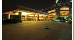 an empty parking lot in front of a building at night at Putian Haiyuan International Hotel in Putian