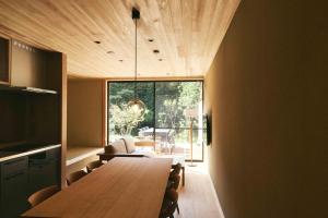 箱根町にあるGEOSPOT Motohakone Aのダイニングルーム(長いテーブル、大きな窓付)
