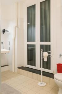 een badkamer met een toilet en een toiletpapierhouder bij Acquamarina A Due Passi dai Traghetti in Genua