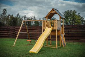 Herní místnost nebo prostor pro děti v ubytování Rātes Krasti - PĒRLE- holiday house with sauna and lakeview