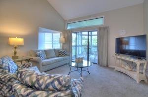 マートルビーチにあるWindsor Court - 12Eのソファとテレビのあるリビングルーム