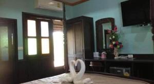 - un animal de serviettes assis sur un lit dans une pièce dans l'établissement Wangnamkhao Resort, à Ban Huai Sai Khao