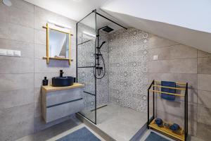 Ένα μπάνιο στο Deluxe Design Apartman +53 φωτογραφίες