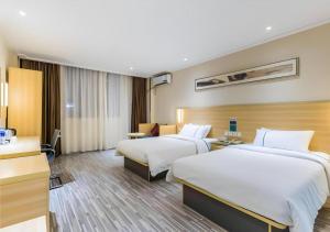 une chambre d'hôtel avec deux lits et un bureau dans l'établissement City Comfort Inn Yangjiang Baili Plaza Mojiang Road, à Yangjiang 142 autres photos