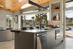 Kuchyň nebo kuchyňský kout v ubytování Dragonfly by Fieldtrip Luxe Oasis w Resort Pool