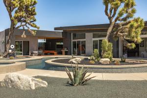 Bazén v ubytování Dragonfly by Fieldtrip Luxe Oasis w Resort Pool nebo v jeho okolí