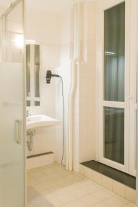 een badkamer met douche en wastafel bij Acquamarina A Due Passi dai Traghetti in Genua