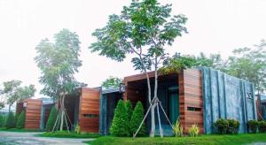 une maison avec un arbre devant dans l'établissement The Infinite Resort, à Sathani Nong Pling