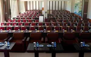 une grande salle de conférence avec des tables et des chaises dans l'établissement Jimmers Mountain Resort, à Puncak 116 autres photos