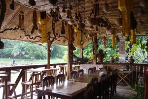 Restoran või mõni muu söögikoht majutusasutuses Baan Suan Jantra Home Stay