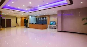 済州市にあるEwha Hotelのテレビ付きの広いロビー