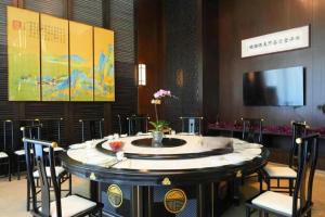 TV i/ili multimedijalni sistem u objektu Zhuhai Golden Gulf Golf Glub