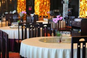 Restoran ili drugo mesto za obedovanje u objektu Zhuhai Golden Gulf Golf Glub