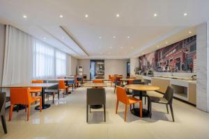 un restaurant avec des tables et des chaises et une cafétéria dans l'établissement City Comfort Inn Dongxing National Trade Port, à Tung-hsing-shih