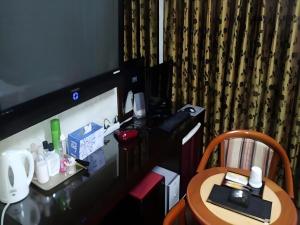 um quarto com uma mesa e uma televisão e uma mesa e cadeira em Jongro Nova em Seul