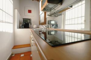 een keuken met een aanrecht met een wastafel en ramen bij Apartment San Frediano in Florence